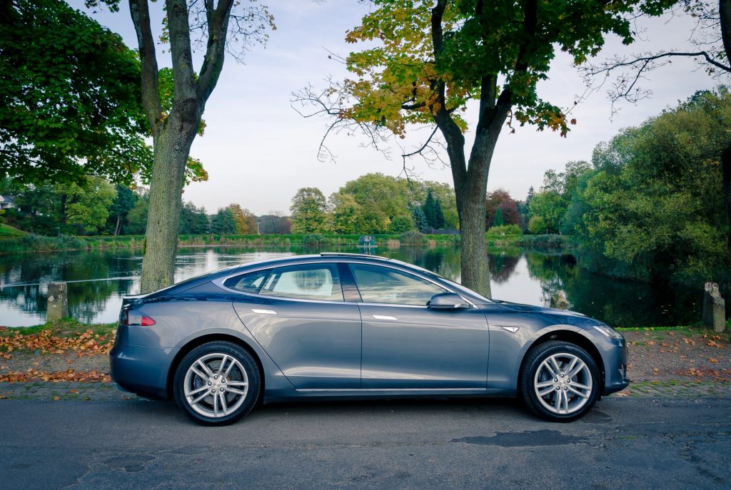 Tesla Model S85 Aachen Weiher See Herbst schönes Wetter Wasser emobility greenspeed Tesla-Händler gebraucht kaufen Garantie