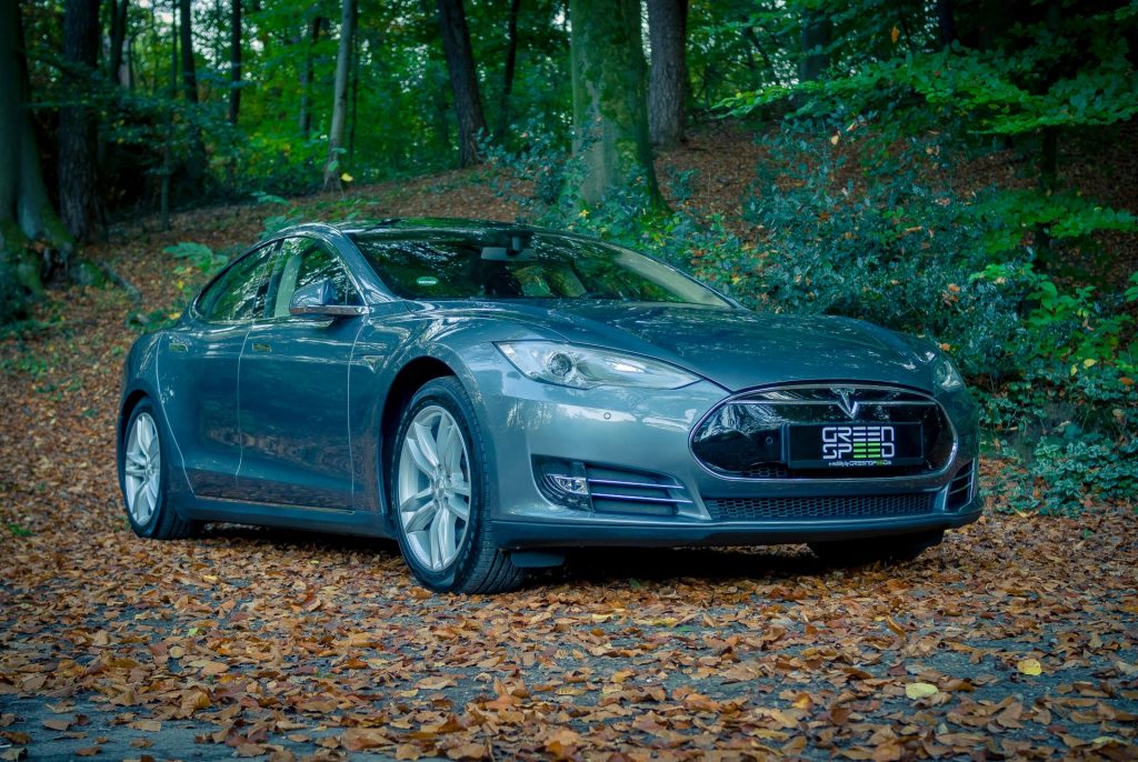 Tesla Model S85 grau metallic Herbst Laub Park Straße Schrägansicht Aachen Deutschland greenspeed emobility Gebrauchtwagen kaufen
