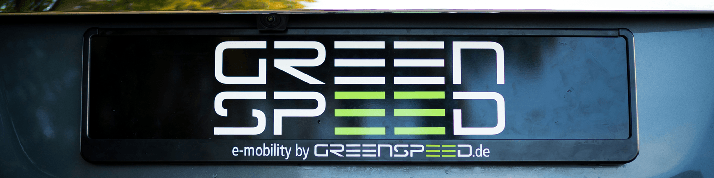 Foto: Das Greenspeed-Nummernschild am Tesla Model S85 | © greenspeed Tesla Model S85 Kennzeichen Nummernschild Nummernschildhalterung emobility greenspeed Deutschland Elektroauto kaufen mit Garantie