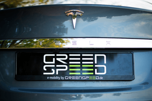 Foto: Das Greenspeed-Nummernschild am Tesla Model S85 | © greenspeed Tesla Model S85 Kennzeichen Nummernschild Nummernschildhalterung emobility greenspeed Deutschland Elektroauto kaufen mit Garantie