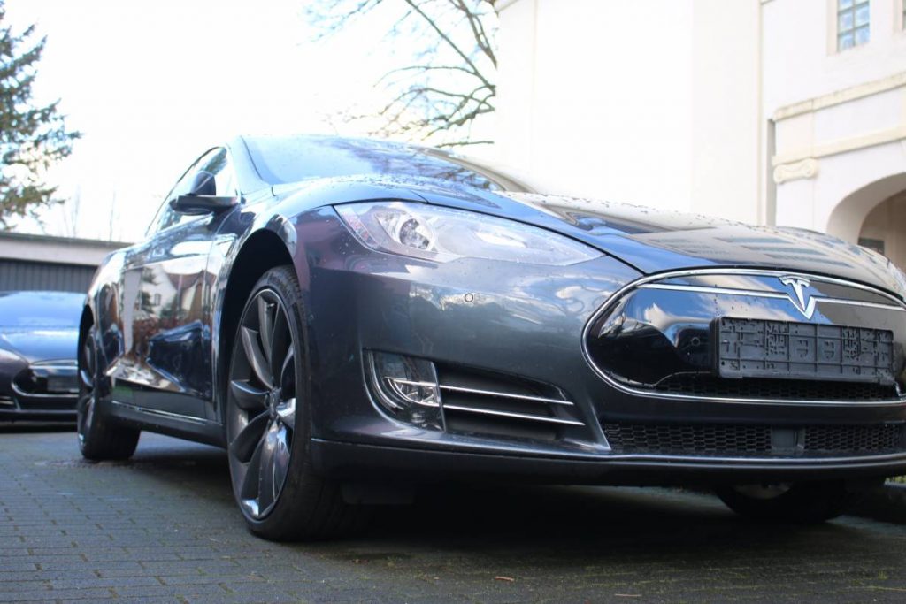 Tesla Model S85D