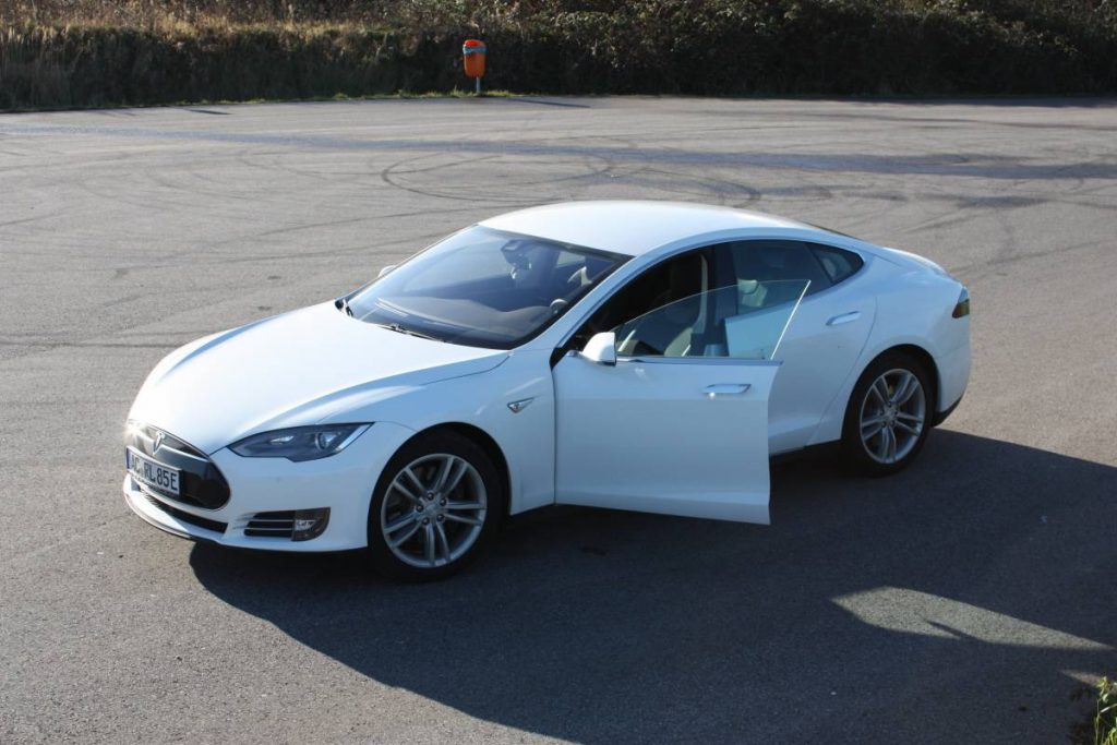 Tesla Model S85D