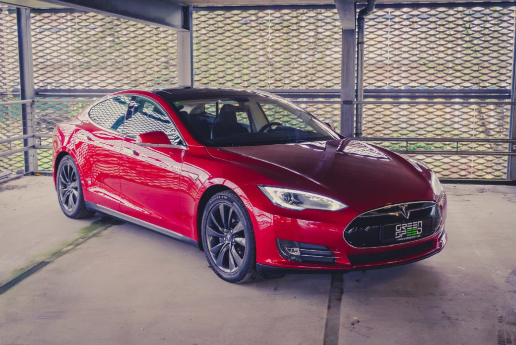 Tesla Model S85 rot urban Stadt City Parkhaus Aachen Exterieur Mehrschichtlack multicoat red rot Gebrauchtfahrzeug Gebrauchtwagen Handel Händler Aachen greenspeed emobility