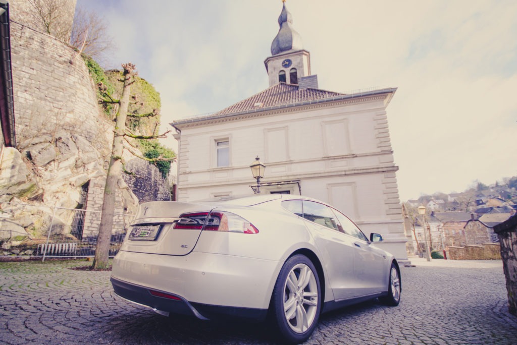 Tesla Model S85 silber metallic Burg Stolberg Aussicht Karosserie Frontansicht Frunk Torbogen Tor Burg Stolberg Aachen NRW Deutschland E-Auto Elektromotor Heck Gebrauchtwagenkauf Garantie