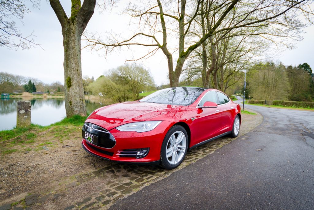 Tesla Model S85 rot multicoat Front Frontansicht Turbine Felgen 21 Zoll silber Lackierung Aachen Deutschland Greenspeed kaufen Elektroauto emobility