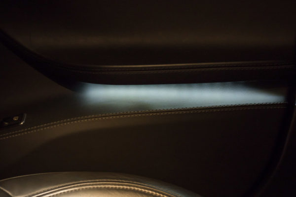 Foto: Das Premiumpaket enthält unter anderem die Premium-Innenraumbeleuchtung, die atmosphärische Akzente setzt. | © Greenspeed.de Tesla Model S P85D titanium Innenraum Beleuchtung Premium-Innenbeleuchtung Premium-Paket Ambient Greenspeed emobility Aachen Deutschland NRW Euregio Autohändler Gebrauchtwagen kaufen