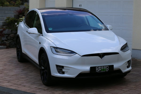Foto: Dieses Tesla Model X90D ist unter anderem mit dem Premium-Upgradepaket ausgestattet, welches einen HEPA-Luftreinigungsfilter, automatische Vordertüren, ein Premium-Audiosystem und Kaltwetter-Paket bietet. | © greenspeed.de Tesla Model X90D Frontansicht Onyx Felgen Seite Front Frontperspektive vorne Haube parkend perlweiß multicoat white greenspeed emobility Aachen Deutschland NRW Gebrauchtwagen Gebrauchtfahrzeug kaufen