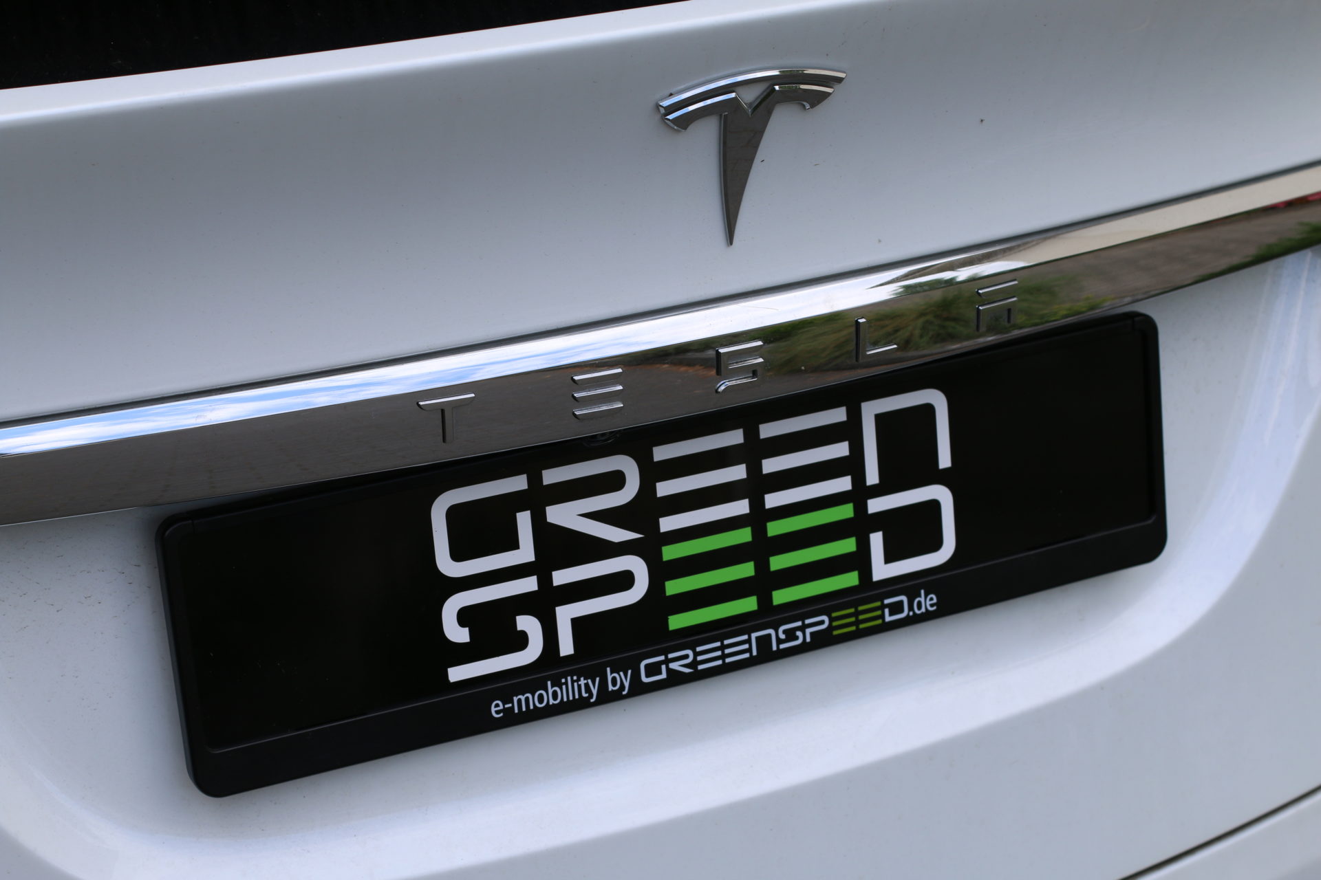 Tesla Model X90D Kennzeichen Nummernschild Halterung perlweiß multicoat white greenspeed emobility Aachen Deutschland NRW Gebrauchtwagen Gebrauchtfahrzeug kaufen