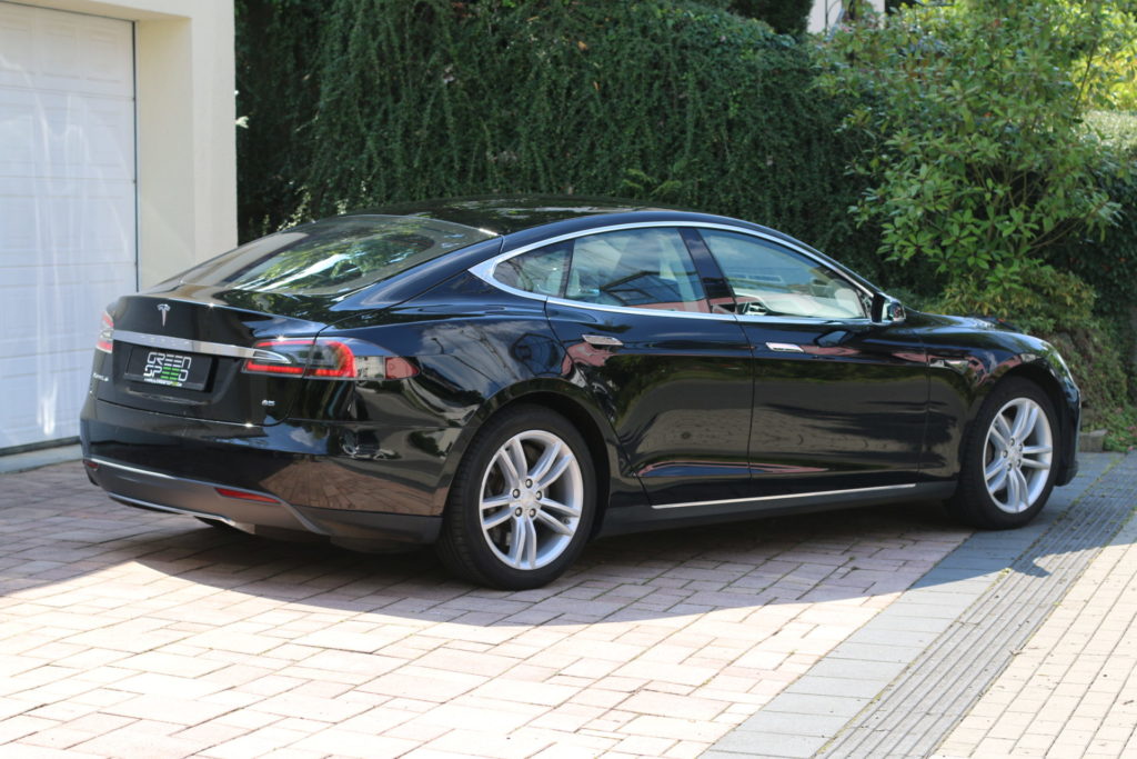 Tesla Model S85 schwarz Heckansicht gebraucht Original Gebrauchtwagen kaufen Aachen Deutschland emobility greenspeed