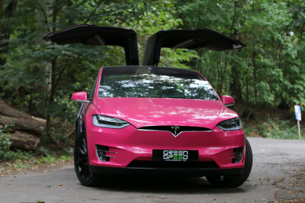 Tesla Model X90D Frontansicht Front Frontperspektive vorne Haube parkend pink magenta Folierung Wrap Decal greenspeed emobility Aachen Deutschland NRW Gebrauchtwagen Gebrauchtfahrzeug kaufen