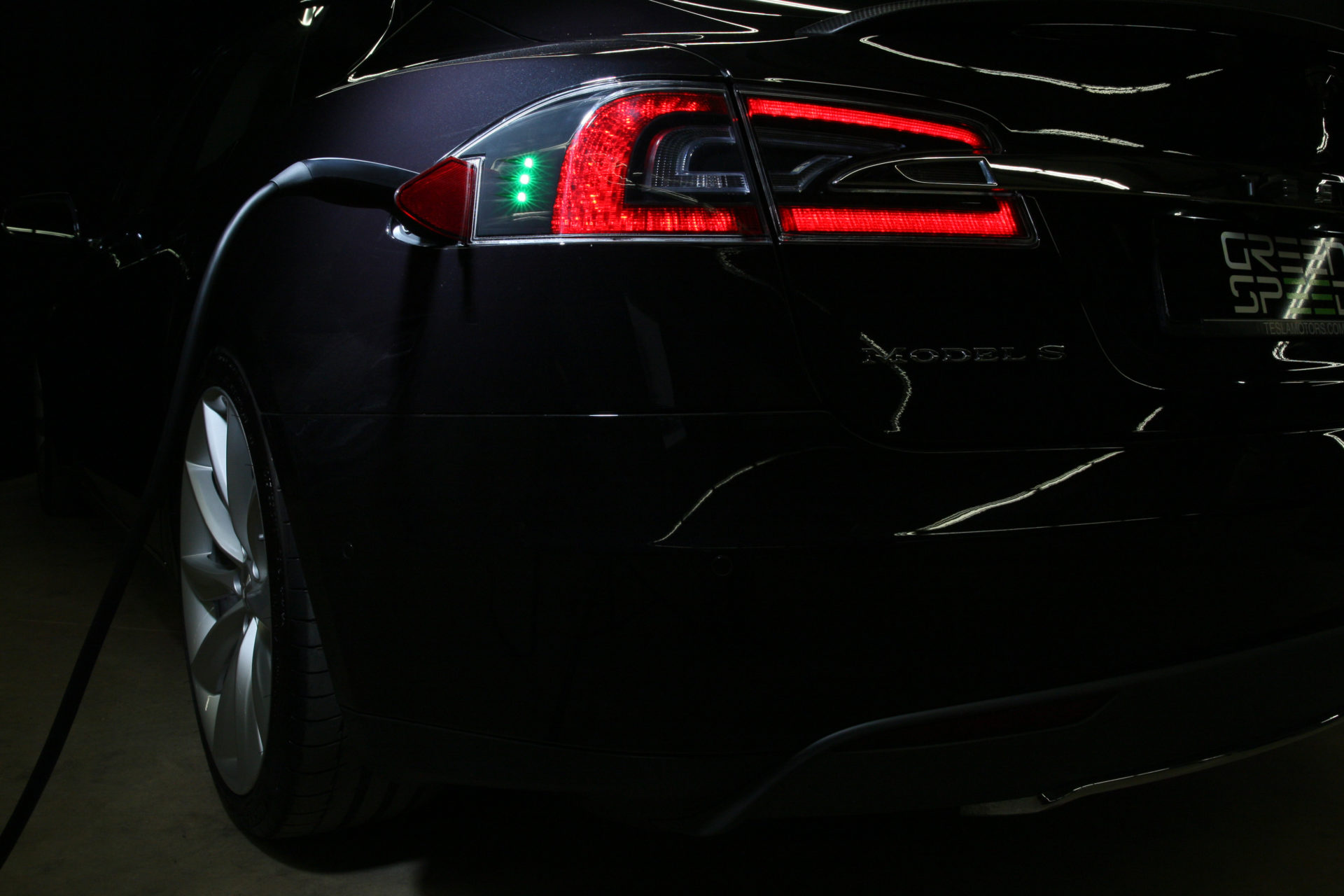 Tesla Model S P85D schwarz metallic Laden Aufladen Charging Ladebuchse Ladekabel Ladevorgang LED Supercharger Greenspeed emobility Aachen Deutschland NRW Euregio Autohändler Gebrauchtwagen kaufen