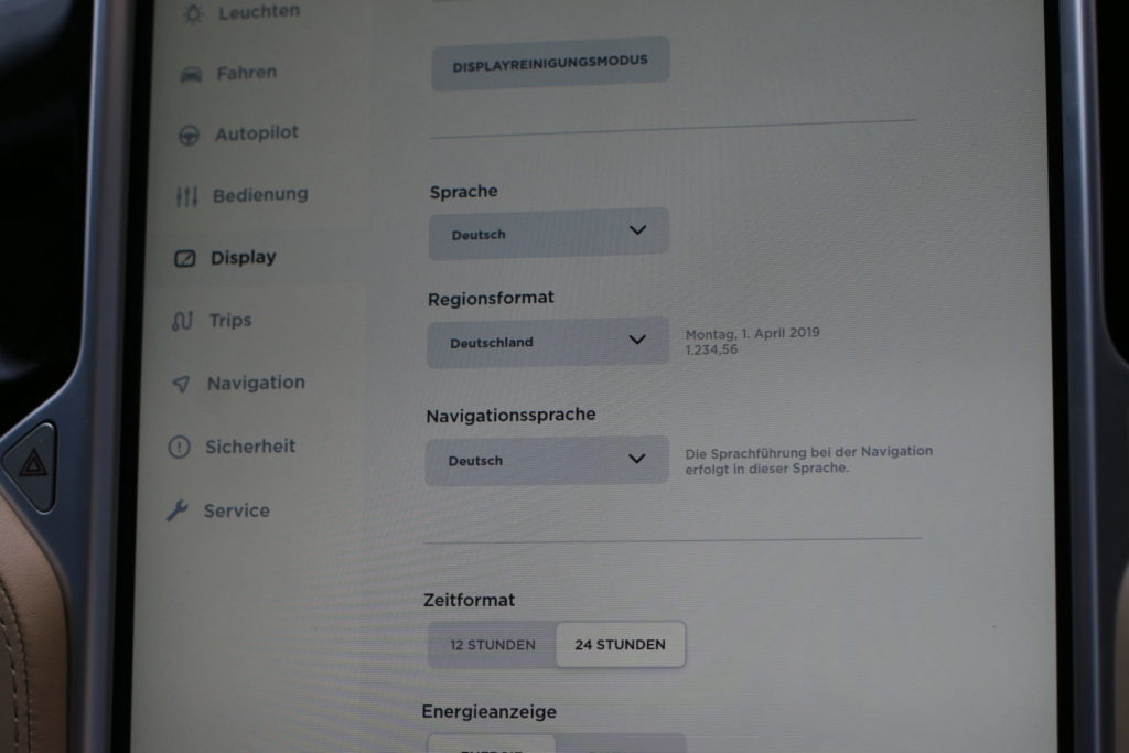 Tesla Touchscreen Spotify Display Sprache festlegen Bildschirm Account Musik
