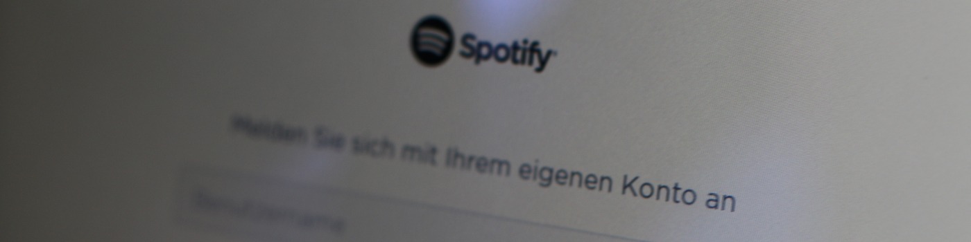 Foto: Spotify-Login-Bildschirm | © Greenspeed.de Tesla Touchscreen Spotify Login Screen Bildschirm Account Musik