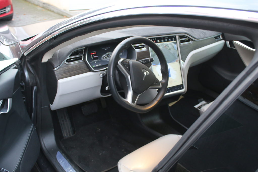 Tesla Model S85D grau metallic Schiebedach Holzdekor Alcantara Dachhimmel Smart Air Luftfederung Premium Interieur und Beleuchtung Supercharger Freischaltung Next Generation Ledersitze Diebstahlschutzpaket E-Auto Elektro Auto greenspeed emobility Deutschland Fahrzeugkauf Elektromobilität Elektromobil