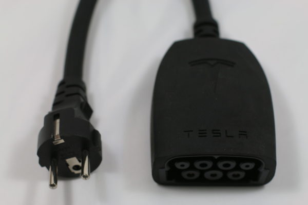 Tesla UMC Adapter Deutschland 230 Volt Schuko Laden Ladekabel Aufladen Ladevorgang Greenspeed Aachen Elektromobilität Gebrauchtwagen Fahrzeug Händler kaufen NRW Deutschland Euregio