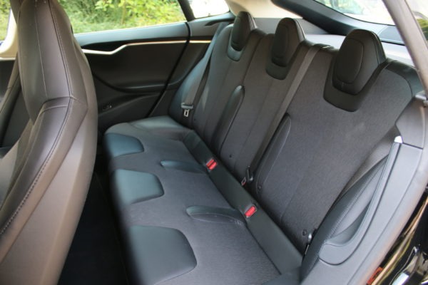 Tesla Model S85 Schwarz Uni Lackierung 19 Zoll Original Tesla Felgen silber Heckantrieb Teilleder Sitze Autopilot 1 Tech-Paket Klavierlack Interieur E-Auto Elektro Auto greenspeed emobility Deutschland Fahrzeugkauf Elektromobilität Elektromobil