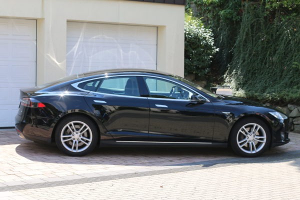 Tesla Model S85 Schwarz Uni Lackierung 19 Zoll Original Tesla Felgen silber Heckantrieb Teilleder Sitze Autopilot 1 Tech-Paket Klavierlack Interieur E-Auto Elektro Auto greenspeed emobility Deutschland Fahrzeugkauf Elektromobilität Elektromobil