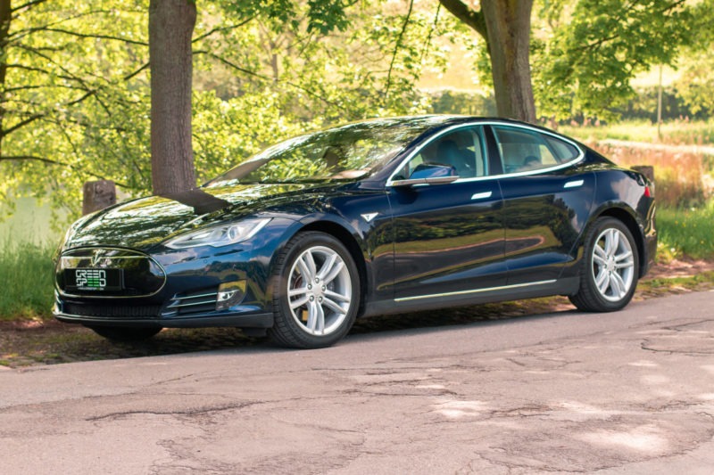 Tesla Model S85 Blau Metallic SuC Laderecht 19 Zoll Felgen silber Kaltwetter-Paket Tech-Paket Klavierlack Dekor