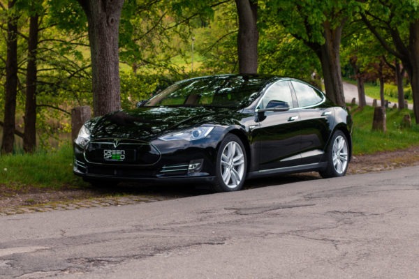 Tesla Model S85D Schwarz Uni Lackierung Autopilot 1 Premium Innenraum Paket Ultra High Fidelity Sound 19 Zoll Original Tesla Felgen silber Allrad Graue Next Generation Sitze Tech-Paket Klavierlack Dekor Interieur E-Auto Elektro Auto greenspeed emobility Deutschland Fahrzeugkauf Elektromobilität Elektromobil