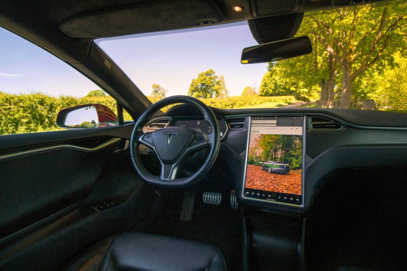 Tesla Model S P85D Rot Mehrschichtlack Multicoat 21 Zoll Turbine Autopilot 1 Doppellader Smart Air U-HiFi Tech-Paket Kaltwetter Heckspoiler Karbon Next Gen Sitze Karbondekor Alcantara