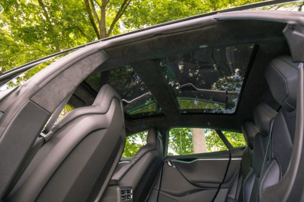 Foto: Das Panorama-Glasdach schafft auch im geschlossenen Zustand ein großzügigeres Raumgefühl. | © Greenspeed.de Tesla Model S P85D Grau Metallic 21 Zoll Turbine Autopilot 1 Schiebedach Doppellader Smart Air U-HiFi Kaltwetter Heckspoiler Karbon Next Gen Sitze Karbondekor Alcantara SuC free