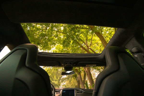 Foto: Das geöffnete Panorama-Schiebedach in der Innenansicht. | © Greenspeed.de Tesla Model S P85D Grau Metallic 21 Zoll Turbine Autopilot 1 Schiebedach Doppellader Smart Air U-HiFi Kaltwetter Heckspoiler Karbon Next Gen Sitze Karbondekor Alcantara SuC free
