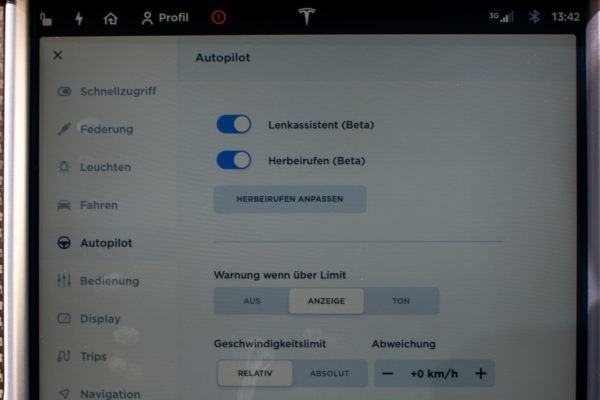 Foto: Autopilot-Optionsmenü, Seite 1 | © Greenspeed.de Tesla Model S P85D Grau Metallic 21 Zoll Turbine Autopilot 1 Schiebedach Doppellader Smart Air U-HiFi Kaltwetter Heckspoiler Karbon Next Gen Sitze Karbondekor Alcantara SuC free