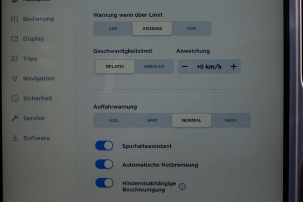 Foto: Autopilot-Optionsmenü, Seite 2 | © Greenspeed.de Tesla Model S P85D Grau Metallic 21 Zoll Turbine Autopilot 1 Schiebedach Doppellader Smart Air U-HiFi Kaltwetter Heckspoiler Karbon Next Gen Sitze Karbondekor Alcantara SuC free