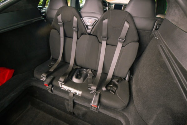 Foto: Die rückwärtsgerichteten Kindersitze sind montiert und im Kaufpreis enthalten. | © Greenspeed.de Tesla Model S P85D Grau Metallic 21 Zoll Turbine Autopilot 1 Schiebedach Doppellader Smart Air U-HiFi Kaltwetter Heckspoiler Karbon Next Gen Sitze Karbondekor Alcantara SuC free