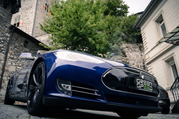 Foto: Dieses blaue Tesla Model S90D hat ein sehr sportliches und dynamisches Exterieur. | © Greenspeed.de Tesla Model S90D blau metallic Autopilot Panorama Schiebedach Smart Air U-HiFi Allrad Turbine Felgen Supercharger Greenspeed emobility Aachen Deutschland NRW Euregio Autohändler Gebrauchtwagen kaufen