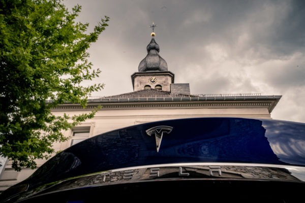 Foto: Die Heckpartie des blauen Tesla Model S90D zeigt schöne Details. | © Greenspeed.de Tesla Model S90D blau metallic Autopilot Panorama Schiebedach Smart Air U-HiFi Allrad Turbine Felgen Supercharger Greenspeed emobility Aachen Deutschland NRW Euregio Autohändler Gebrauchtwagen kaufen