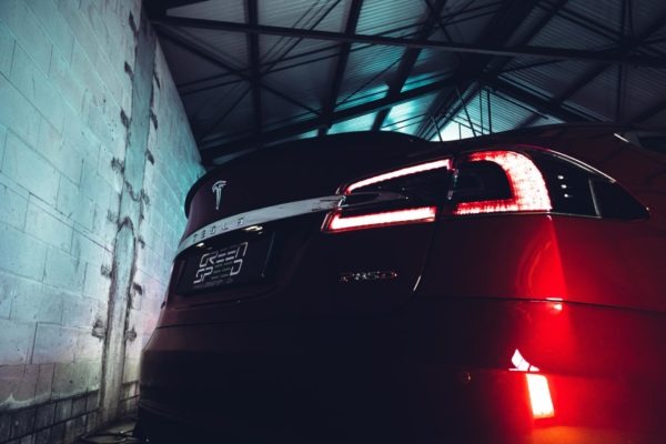 Foto: Die Heckpartie des Tesla Model S P85D mit Kohlefaser-Spoiler. | © Greenspeed.de Tesla Model S P85D Rot Mehrschichtlack Multicoat 21 Zoll Turbine Autopilot 1 Doppellader Smart Air U-HiFi Tech-Paket Kaltwetter Heckspoiler Karbon Next Gen Sitze Karbondekor Alcantara