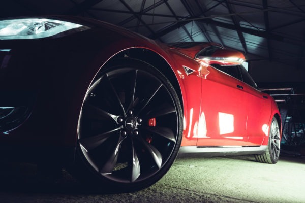 Foto: Unser rotes Tesla Model S P85D verfügt über graue 21-Zoll-Felgen “Turbine” und rote Bremssättel. | © Greenspeed.de Tesla Model S P85D Rot Mehrschichtlack Multicoat 21 Zoll Turbine Autopilot 1 Doppellader Smart Air U-HiFi Tech-Paket Kaltwetter Heckspoiler Karbon Next Gen Sitze Karbondekor Alcantara