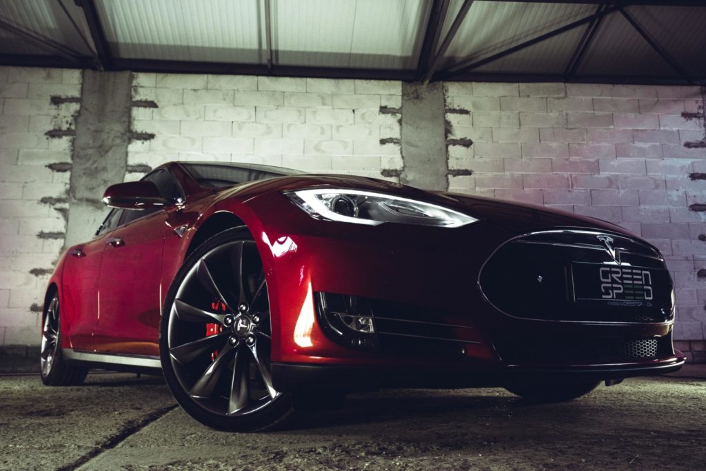 Tesla Model S P85D Rot Mehrschichtlack Multicoat 21 Zoll Turbine Autopilot 1 Doppellader Smart Air U-HiFi Tech-Paket Kaltwetter Heckspoiler Karbon Next Gen Sitze Karbondekor Alcantara