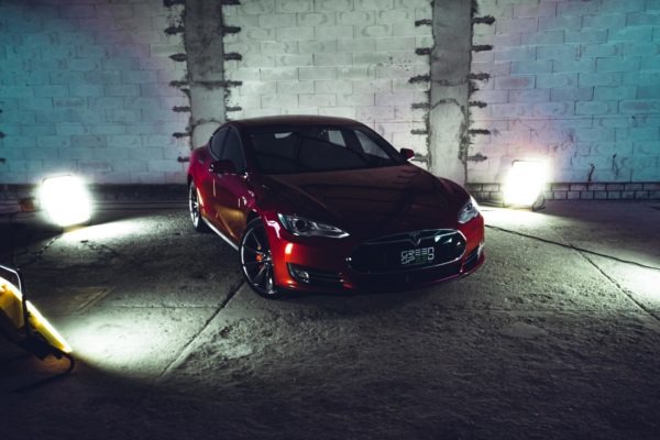 Tesla Model S P85D Rot Mehrschichtlack Multicoat 21 Zoll Turbine Autopilot 1 Doppellader Smart Air U-HiFi Tech-Paket Kaltwetter Heckspoiler Karbon Next Gen Sitze Karbondekor Alcantara