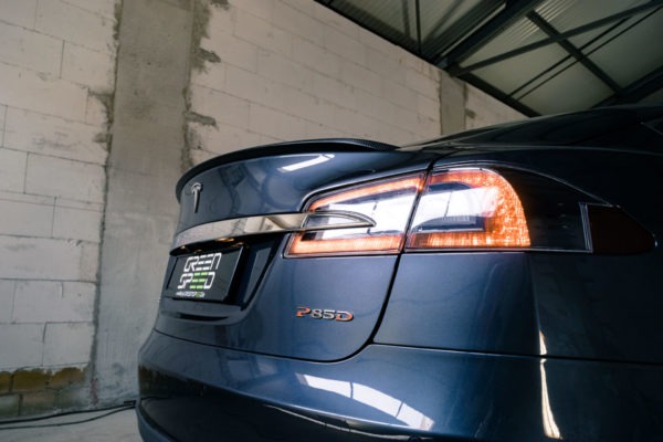 Foto: Die Heckpartie samt Karbon-Spoiler. | © Greenspeed.de Tesla Model S P85D Grau Metallic 21 Zoll Turbine Autopilot 1 Schiebedach Doppellader Smart Air U-HiFi Kaltwetter Heckspoiler Karbon Next Gen Sitze Karbondekor Alcantara SuC free