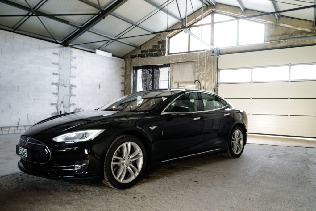 Tesla Model S85 Schwarz Uni Lackierung 19 Zoll Original Tesla Felgen silber Heckantrieb Teilleder Sitze Autopilot 1 Tech-Paket Klavierlack Interieur E-Auto Elektro Auto greenspeed emobility Deutschland Fahrzeugkauf Elektromobilität Elektromobil
