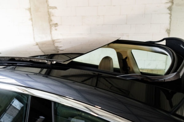 Foto: Das Panorama-Glasdach mit Schiebedachfunktion lässt sich via Touchscreen stufenlos verstellen. | © Greenspeed.de Tesla Model S85D grau metallic Schiebedach Holzdekor Alcantara Dachhimmel Smart Air Luftfederung Premium Interieur und Beleuchtung Supercharger Freischaltung Next Generation Ledersitze Diebstahlschutzpaket E-Auto Elektro Auto greenspeed emobility Deutschland Fahrzeugkauf Elektromobilität Elektromobil