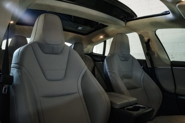 Foto: Graue Next-Generation-Sitze, der helle Alcantara-Dachhimmel, Premium-Beleuchtung und Panorama-Glasdach kreieren eine harmonische Optik. | © Greenspeed.de Tesla Model S85D grau metallic Schiebedach Holzdekor Alcantara Dachhimmel Smart Air Luftfederung Premium Interieur und Beleuchtung Supercharger Freischaltung Next Generation Ledersitze Diebstahlschutzpaket E-Auto Elektro Auto greenspeed emobility Deutschland Fahrzeugkauf Elektromobilität Elektromobil