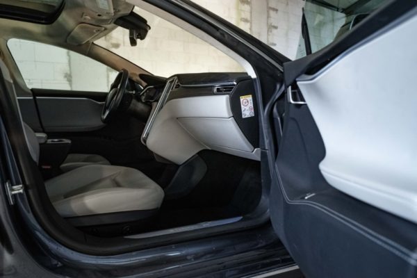 Foto: Das Interieur besticht durch fünf graue Next-Generation-Ledersitze, das Abachi-Holzdekor (matt) und den weißen Alcantara-Dachhimmel. | © Greenspeed.de Tesla Model S85D grau metallic Schiebedach Holzdekor Alcantara Dachhimmel Smart Air Luftfederung Premium Interieur und Beleuchtung Supercharger Freischaltung Next Generation Ledersitze Diebstahlschutzpaket E-Auto Elektro Auto greenspeed emobility Deutschland Fahrzeugkauf Elektromobilität Elektromobil