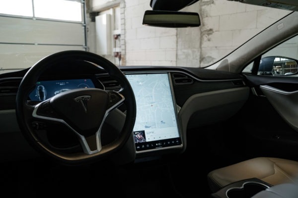 Foto: Blick auf Lenkrad und Touchscreen. | © Greenspeed.de Tesla Model S85D grau metallic Schiebedach Holzdekor Alcantara Dachhimmel Smart Air Luftfederung Premium Interieur und Beleuchtung Supercharger Freischaltung Next Generation Ledersitze Diebstahlschutzpaket E-Auto Elektro Auto greenspeed emobility Deutschland Fahrzeugkauf Elektromobilität Elektromobil