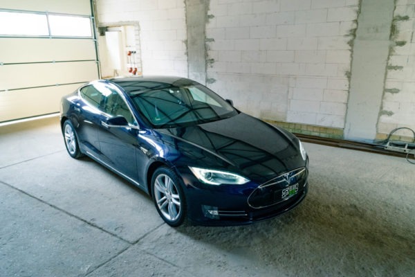Tesla Model S85 Blau Metallic SuC Laderecht 19 Zoll Felgen silber Kaltwetter-Paket Tech-Paket Klavierlack Dekor