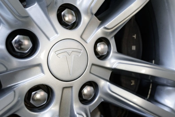 Foto: Die 19-Zoll-Felgen und schwarzen Bremssättel in der Detailaufnahme. | © Greenspeed.de Tesla Model S85 Metallic SuC Laderecht 19 Zoll Felgen silber Kaltwetter-Paket Tech-Paket Klavierlack Dekor
