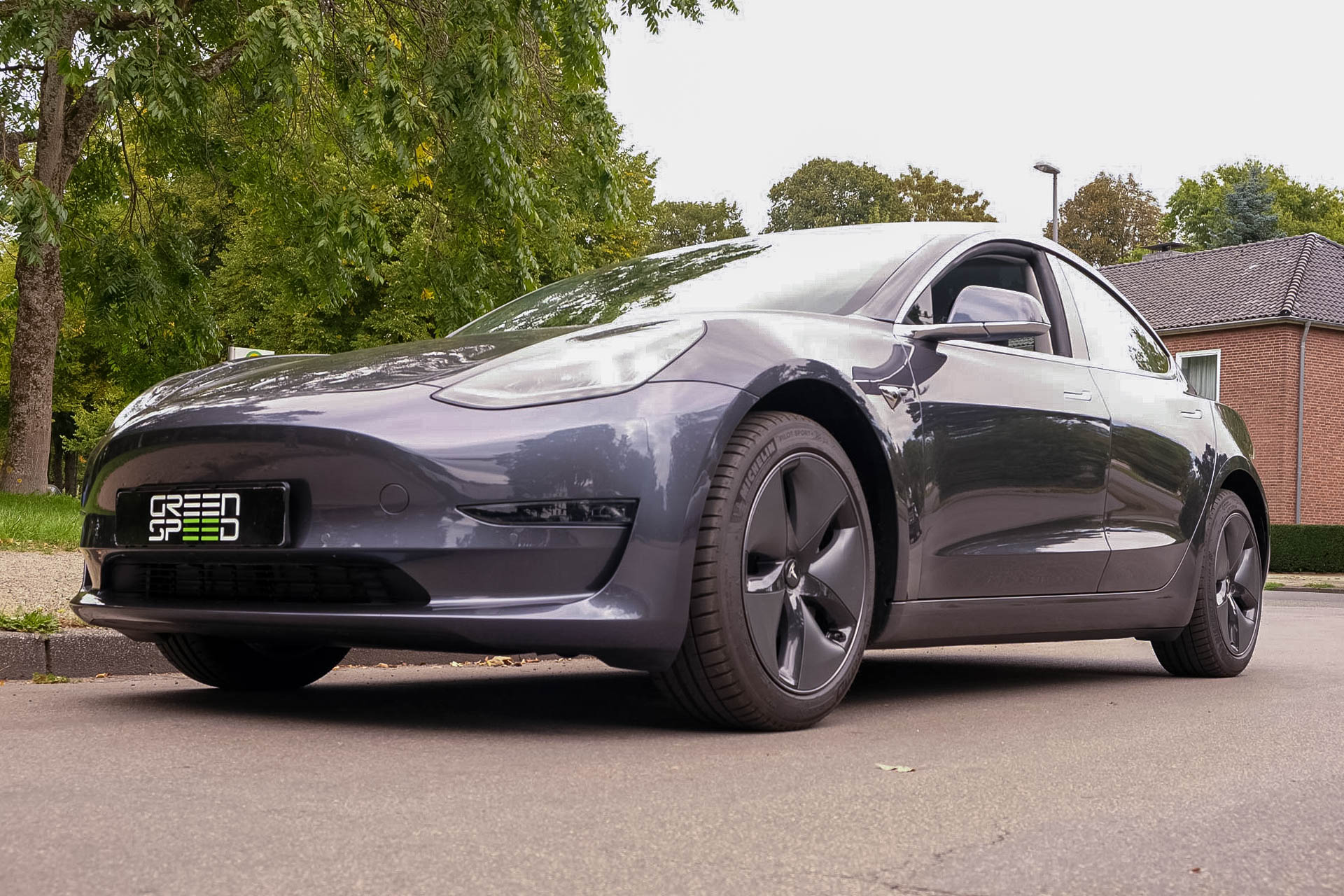 Foto: Tesla Model 3 Hinterradantrieb Standard Plus in Metallic-Grau von Greenspeed.de | © Greenspeed
