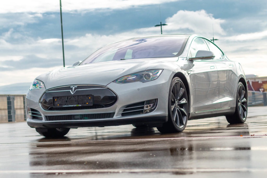 Tesla Model S90D Autopilot 1 AP1 Smart Air-Luftfederung Panorama-Glasdach mit Schiebedachfunktion Tech-Paket Premium-Innenraum-Paket schwarzer Dachhimmel schwarze Sitze Klavierlack-Dekor