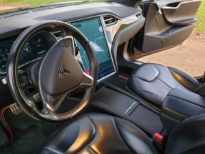 Foto: Schwarzes Tesla Model S P85D mit Autopilot 1, Doppellader, CCS, Kaltwetter-Paket und Gratis-SuC wird im Kundenauftrag angeboten. | © Privat