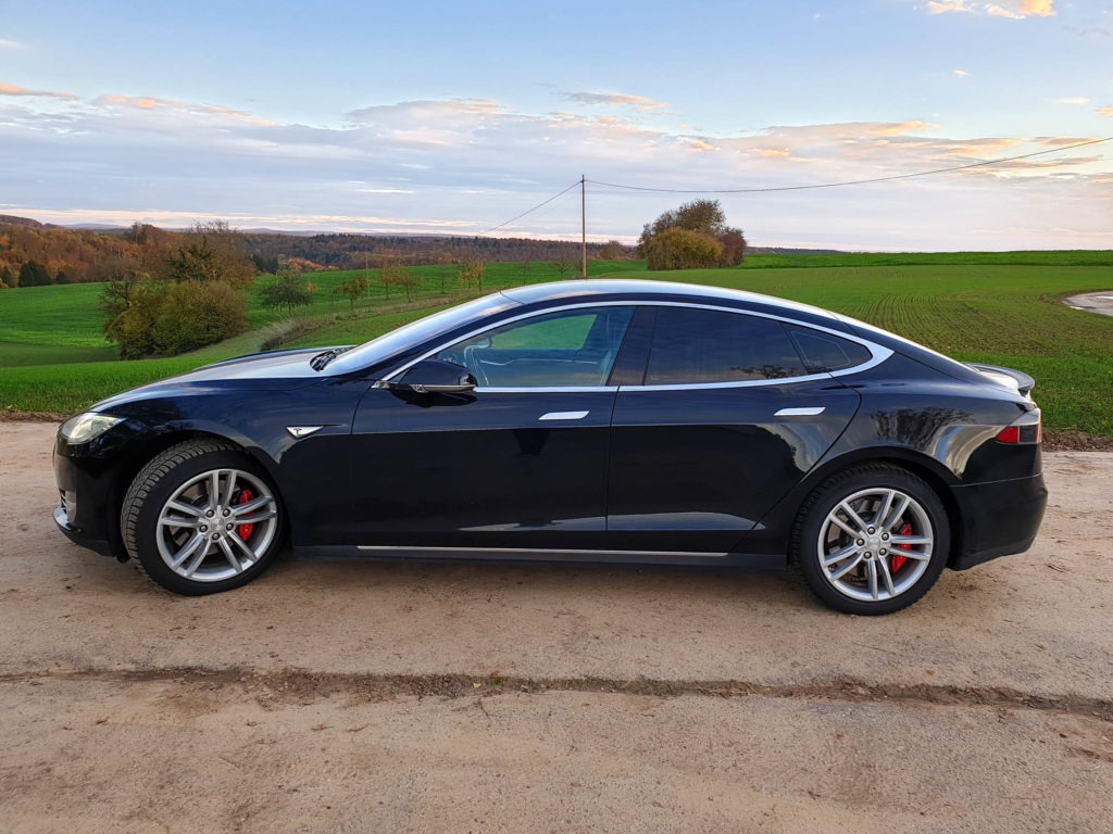 Foto: Schwarzes Tesla Model S P85D mit Autopilot 1, Doppellader, CCS, Kaltwetter-Paket und Gratis-SuC wird im Kundenauftrag angeboten. | © Privat